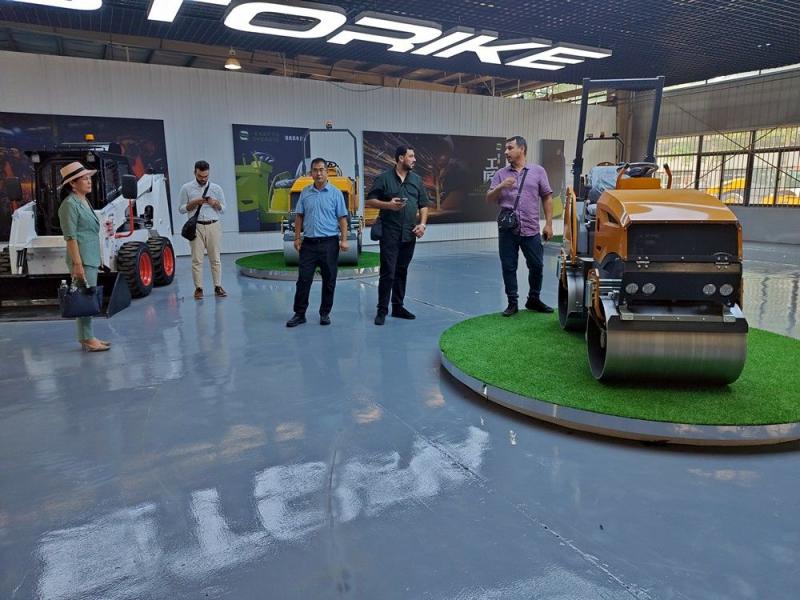 國外客戶來我廠參觀考察小型壓路機，并達成合作意向