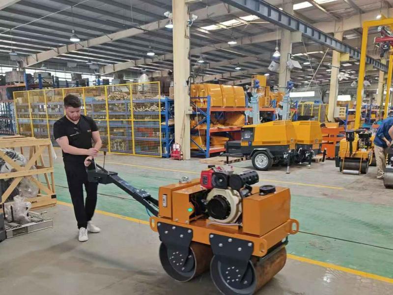 國外客戶來我廠參觀考察小型壓路機、移動照明車等產品
